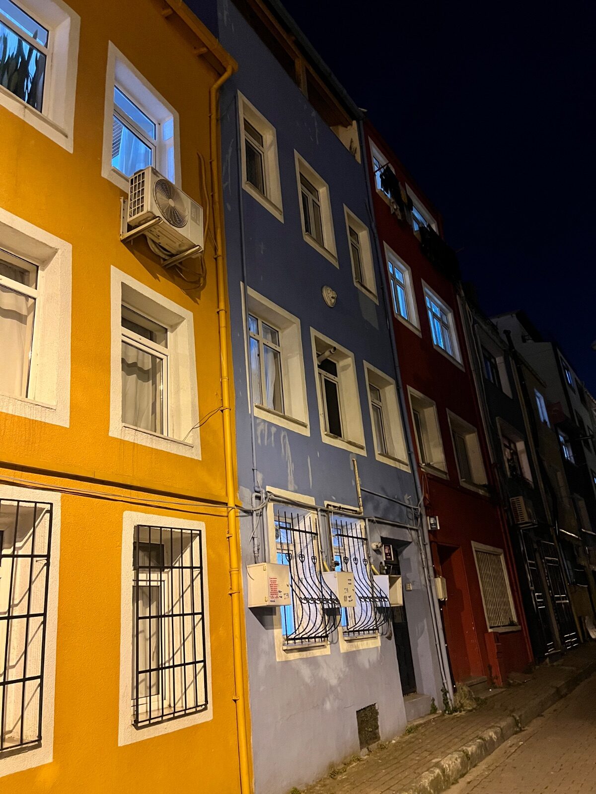 Evim Balat’ta renkli evler düblex  içi yeni yapılı odalar bağımsız temiz bir ev arkadaşı istiyorum uyumlu bütün eşyalar yeni eksiksiz