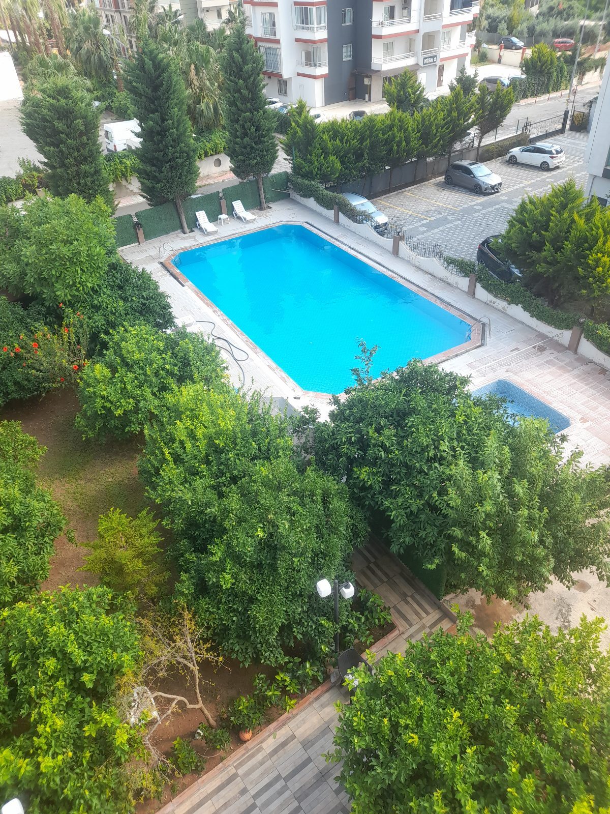 Sayapark'a yakın 2 artı 1 eşyalı evime ortak kiracı arıyorum. Evde sınırsız net digitürk her şey var..Havuzlu recidance.
