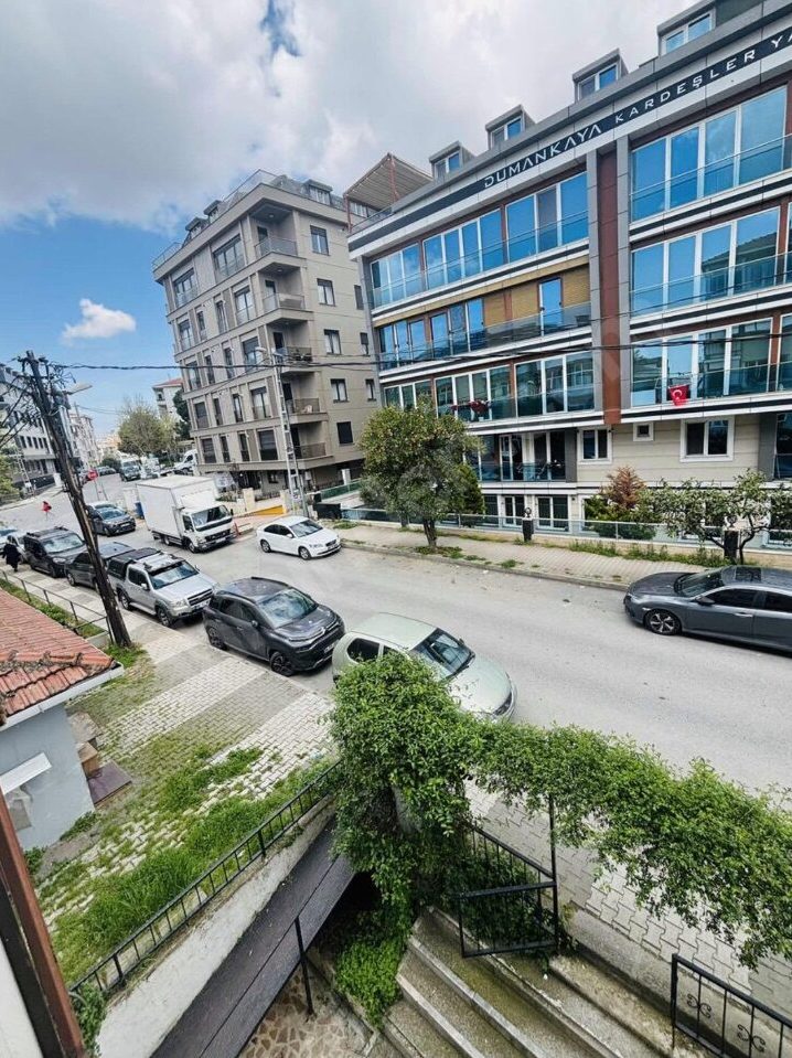 Küçük Yalı bostancı Marmaray metro durağına 5 dakika mesafede 2 + 1 ev arkadaşı